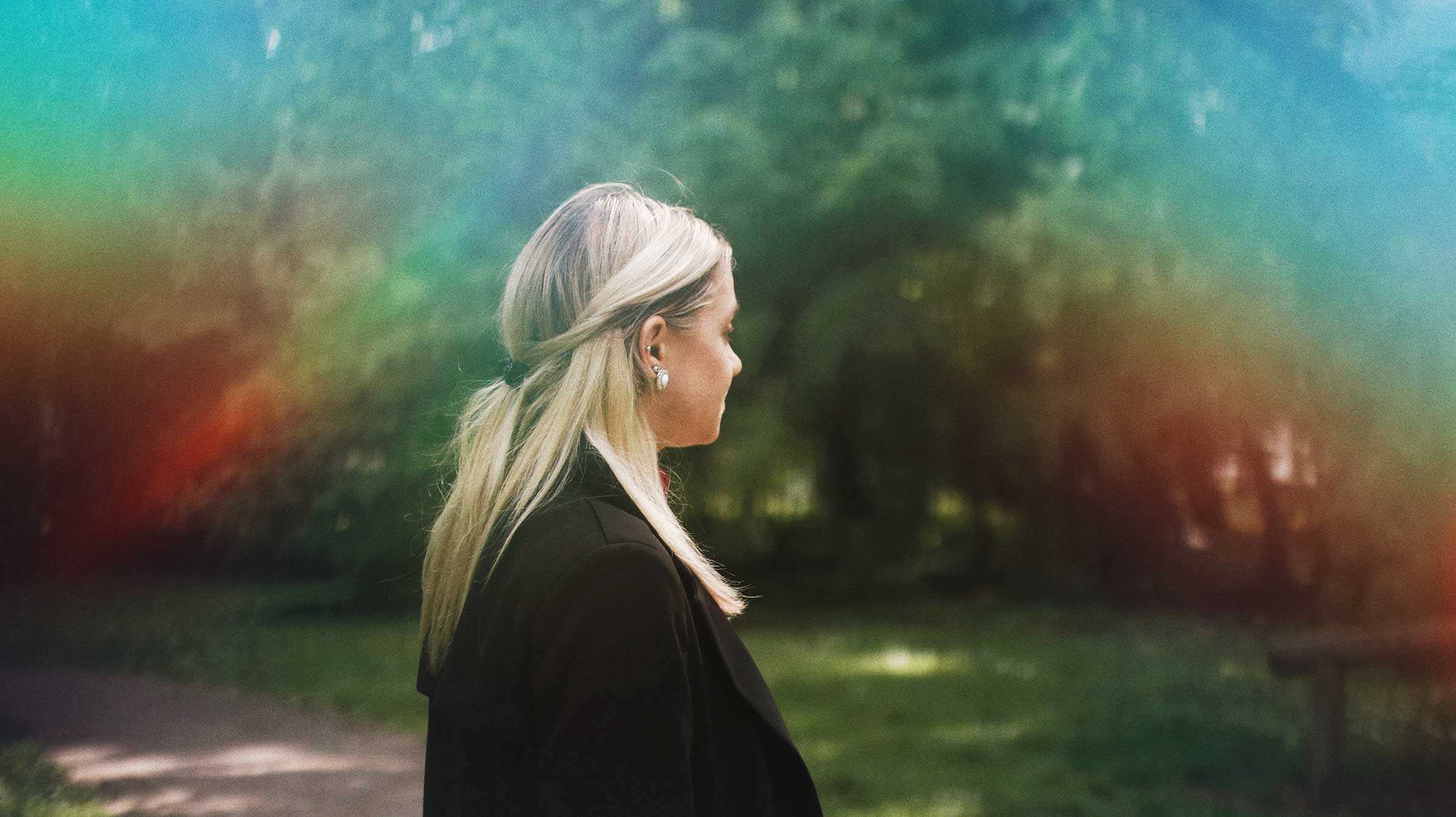Woman looking away from the camera in a park